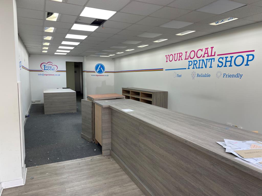 Lot: 105 - MIXED-USE PART POSSESSION PROPERTY IN BUSY THOROUGHFARE - Internal view of unit from front 2